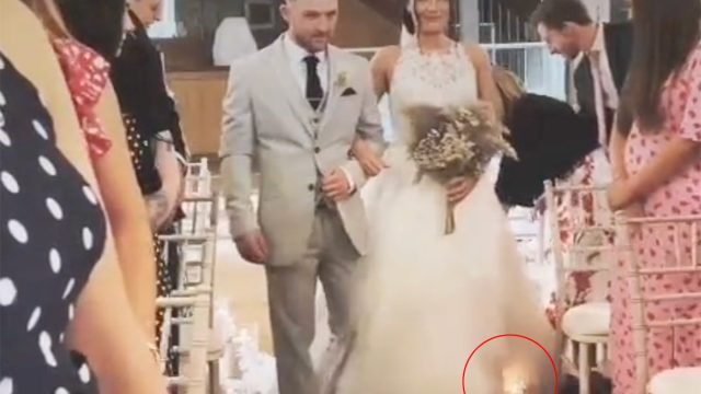 Video visar att brudens klänning tar eld två gånger utan att hon ens märker det