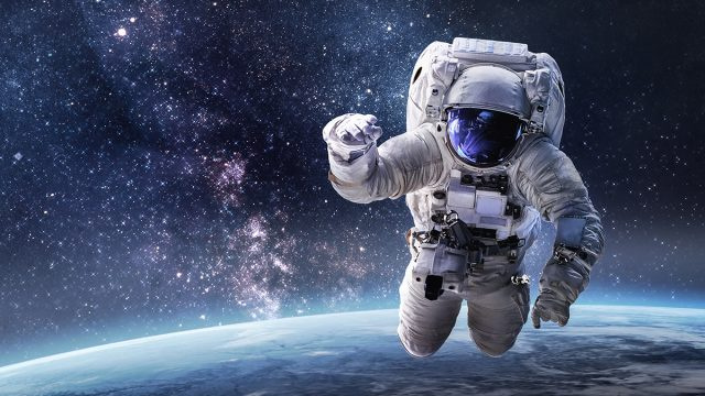 नकली रूसी अंतरिक्ष यात्री ने एक महिला को धोखा दिया, उसे बताया कि उसे पृथ्वी पर लैंडिंग शुल्क के भुगतान के लिए धन की आवश्यकता है