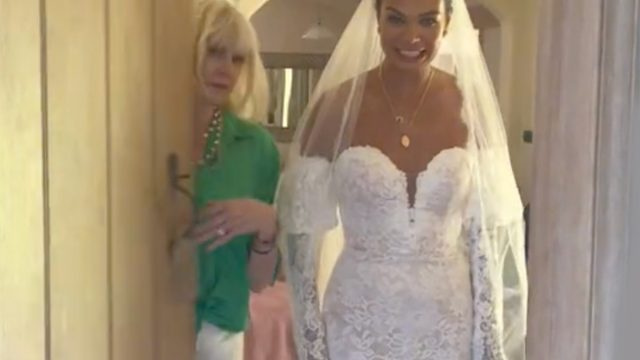 Vaizdo įrašas rodo, kaip nuotakos mama sugriauna ilgai lauktą vestuvinę suknelę