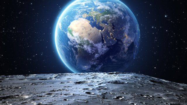 चंद्रमा धीरे-धीरे पृथ्वी से दूर जा रहा है और यहाँ क्यों है