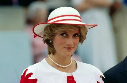   Даяна, принцесата на Уелс, носи тоалет в цветовете на Канада.