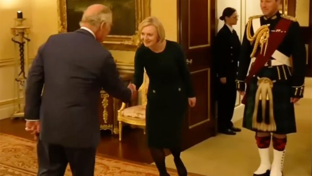 Video redzams, kā karalis Čārlzs murmina 'Dārgais, dārgais', tiekoties ar premjerministru