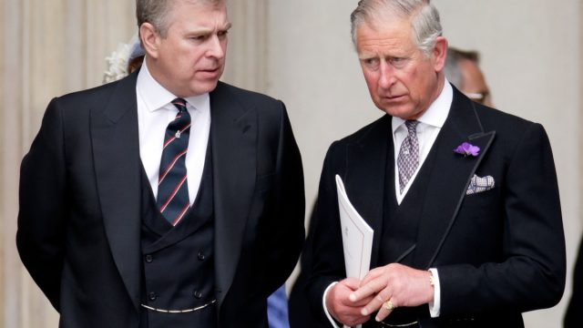 La verdadera razón por la que el príncipe Andrew 'presionó mucho' para que Queen impidiera que Charles se convirtiera en rey, afirma Royal Insider