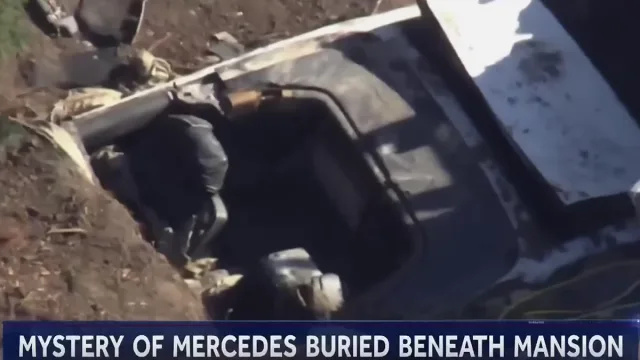 Vaizdo įraše rodoma, kad automobilis, apie kurį pranešta, kad 1992 m. buvo pavogtas, paslaptingu atveju palaidotas kelių milijonų dolerių vertės dvaro kieme