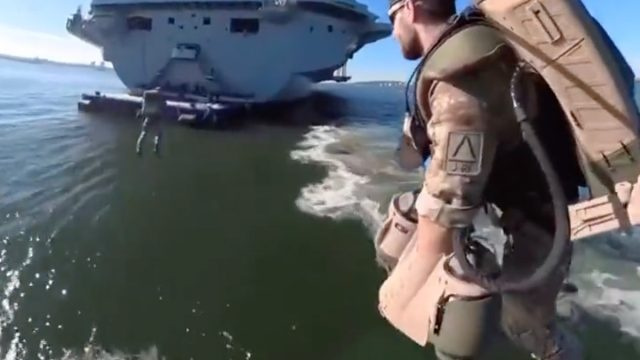 Video redzams, kā karavīri lido virs jūras spēku kuģa ar 'Dzelzs vīra' reaktīvo uzvalku