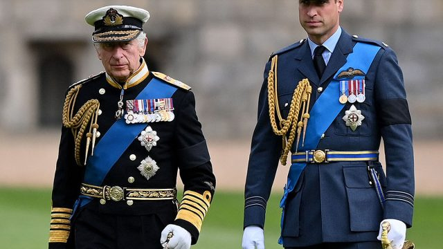 Princ William in kralj Charles sta si zdaj bližje kot kdaj koli prej, trdi Royal Insider