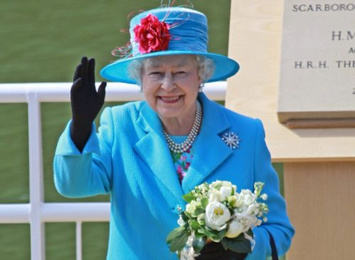   Hänen kuninkaallinen korkeutensa kuningatar Elizabeth II kuninkaallisen ulkoilmateatterin avajaisissa, Scarborough, North Yorkshire