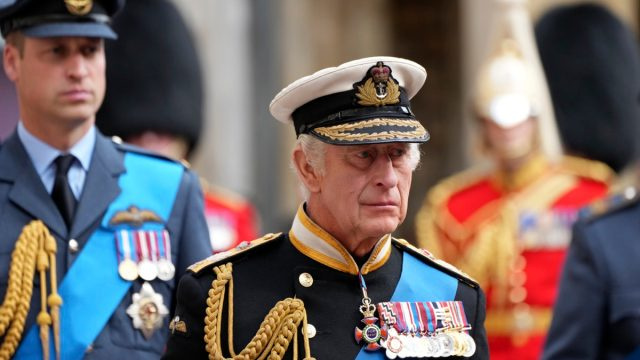 5 בעיות שעל המלך צ'ארלס והנסיך וויליאם לפתור כדי להגן על המלוכה, על פי המומחה המלכותי