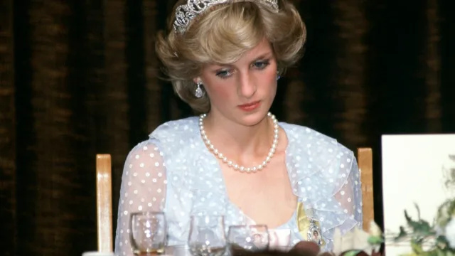   Tužna princeza Diana na banketu u Novom Zelandu u plavoj večernjoj haljini od šifona.
