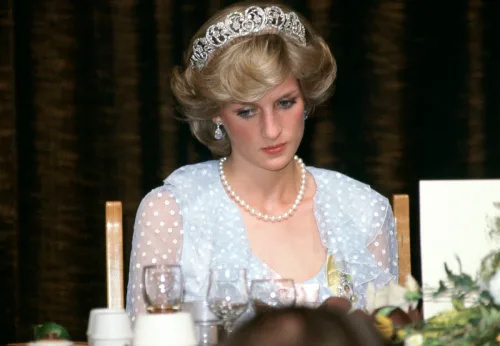   Tužna princeza Diana na banketu u Novom Zelandu u plavoj večernjoj haljini od šifona.