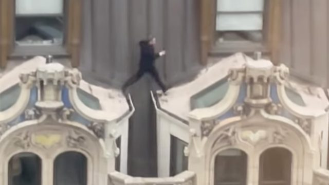 Video prikazuje dobro odjevenog muškarca kako misteriozno skače po krovu visoke zgrade u New Yorku
