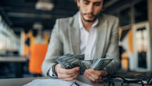 Muž používá hračku, aby získal zpět 19 200 dolarů ze svého zmrazeného bankovního účtu