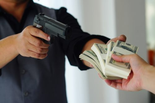   Мъж, носещ пистолет, за да ограби банката