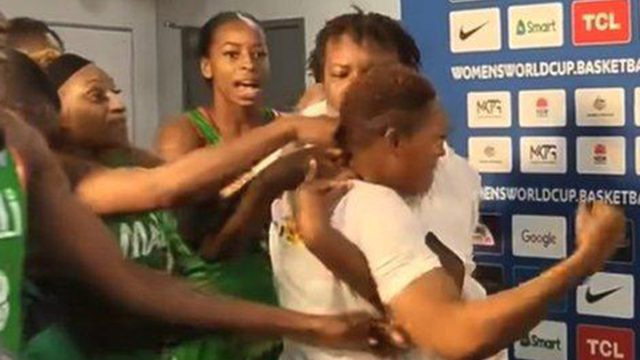 ویڈیو میں لائیو پریس کانفرنس کے دوران باسکٹ بال کی خواتین کھلاڑیوں کو مٹھی مارتے ہوئے دکھایا گیا ہے۔