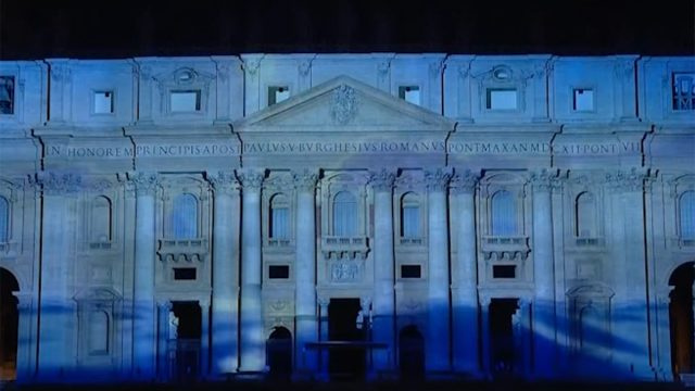 Video näitab suurejoonelist uut 3D-valgusetendust Vatikanis ja turistidele meeldib see