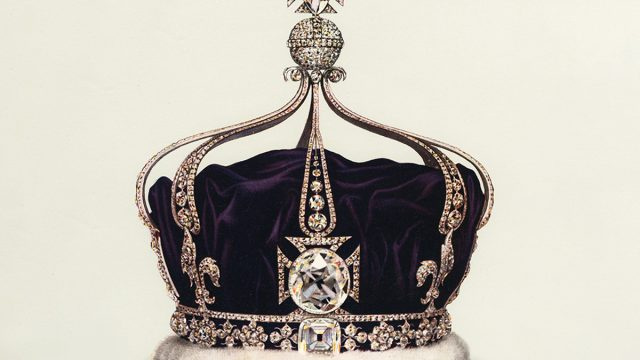 Denne 1000 år gamle kongelige juvelen kan være en 'massiv diplomatisk granat' hvis dronningkonsort Camilla bestemmer seg for å bære den til kong Charles' kroning