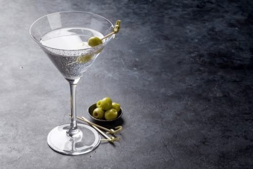   Votka Martini kokteyli ve zeytin