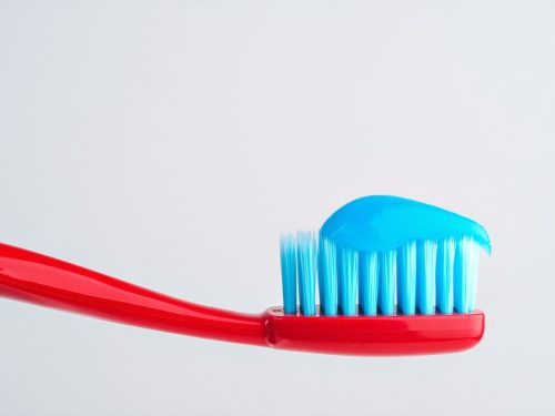   stivne små mengder tannkrem på tannbørstenavn på hverdagslige gjenstander
