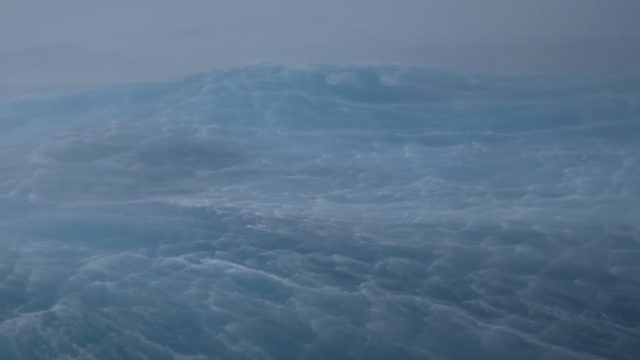 Drono vaizdo įrašas rodo 50 pėdų bangas ir 100 mylių per valandą vėją uragano Fiona viduje