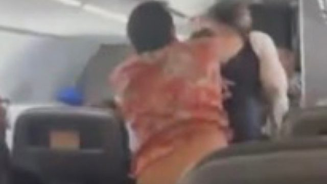 วิดีโอแสดงผู้โดยสารอเมริกันแอร์ไลน์ต่อยพนักงานต้อนรับบนเครื่องบินที่ด้านหลังศีรษะกลางอากาศ