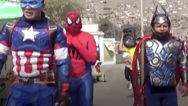 Video muestra a policías vestidos como superhéroes asaltando la casa de los traficantes de drogas