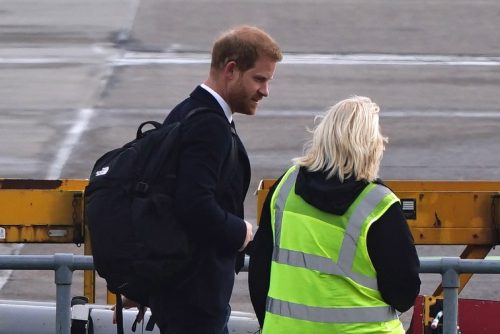   Vojvoda zo Sussexu nastupuje do lietadla na letisku v Aberdeene, keď cestuje do Londýna po smrti kráľovnej Alžbety II.
