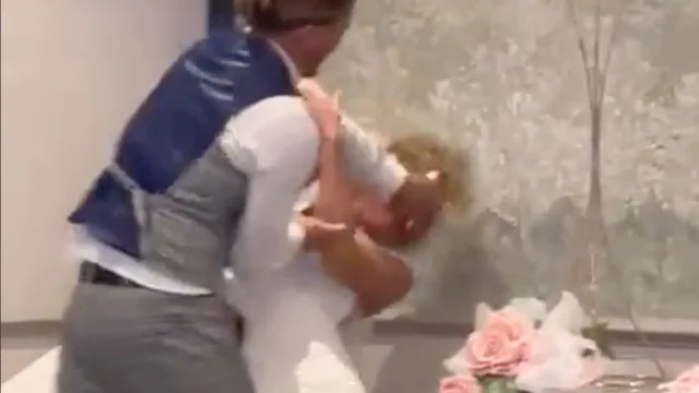 Видео показва как младоженецът разбива сватбена торта в лицето на новата съпруга като „шега“, навличайки гняв онлайн