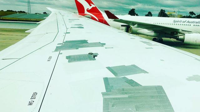 VEA: Foto muestra ala de avión de pasajeros cubierta con cinta adhesiva