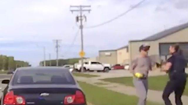 Videoposnetek prikazuje, kako Heroji priskočijo na pomoč policistki, ki jo osumljenec napade med prometno ustavitvijo