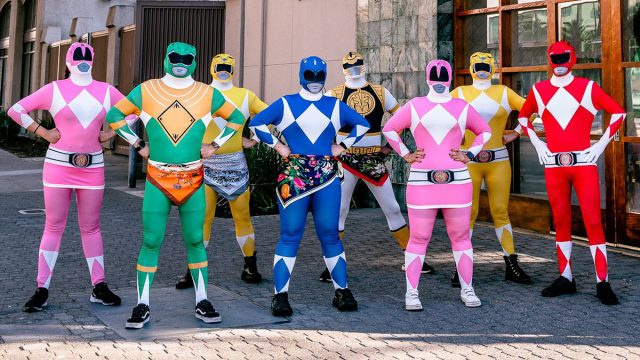 Servidores vestidos como Power Rangers salvan a mujer atacada afuera de restaurante