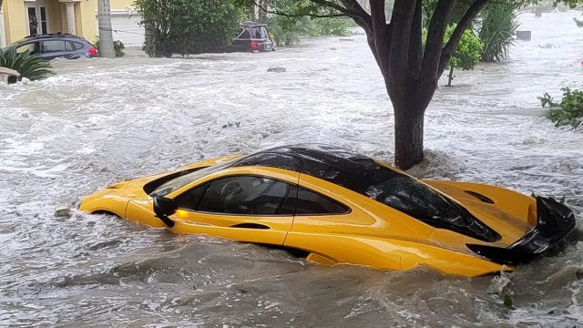 תוכניות וידאו חדשות לגמרי של מיליון דולר מקלארן מכונית העל שנשטפה על ידי הוריקן איאן