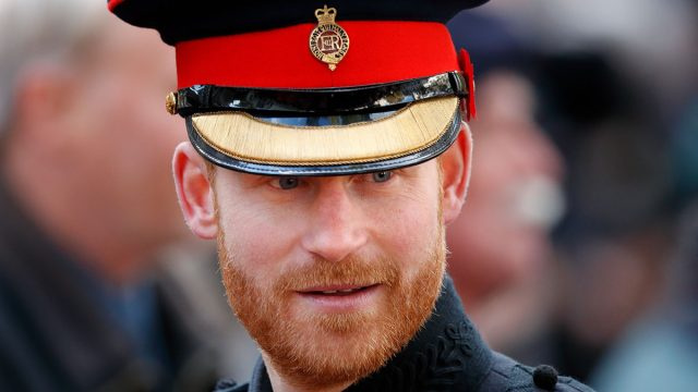 السبب الحقيقي لم يعد يُمنع الأمير هاري من ارتداء الزي العسكري في وقفة احتجاجية على الملكة