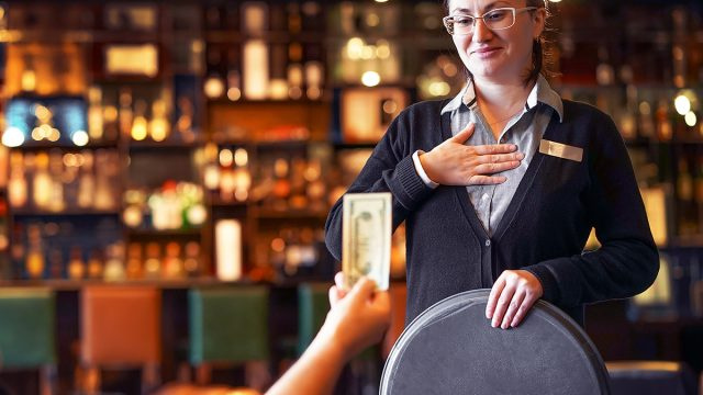 Ресторант, който иска да съди клиент над $3000 Бакшиш, който е напуснал заради сервитьорка, предизвика онлайн възмущение