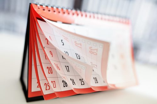   Календар, който обръща страници, показващи месеци и дати