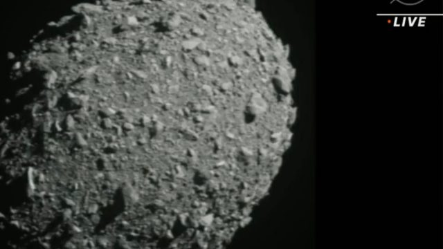 Videoposnetek prikazuje NASINO vesoljsko plovilo DART, ki trči v asteroid