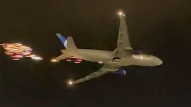 वीडियो दिखाता है कि यात्री विमान में उड़ान भरने के बाद चिंगारी बरस रही है और मलबा गिर रहा है