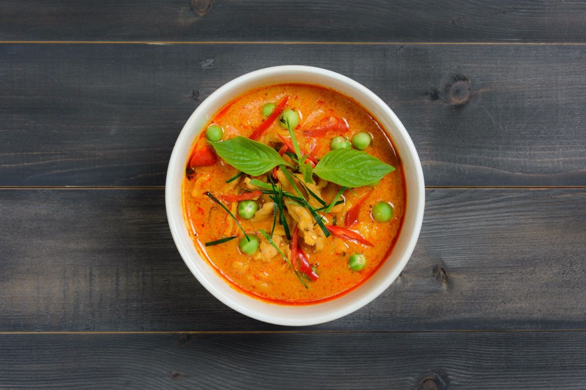 panang curry ili crveni curry u bijeloj zdjeli