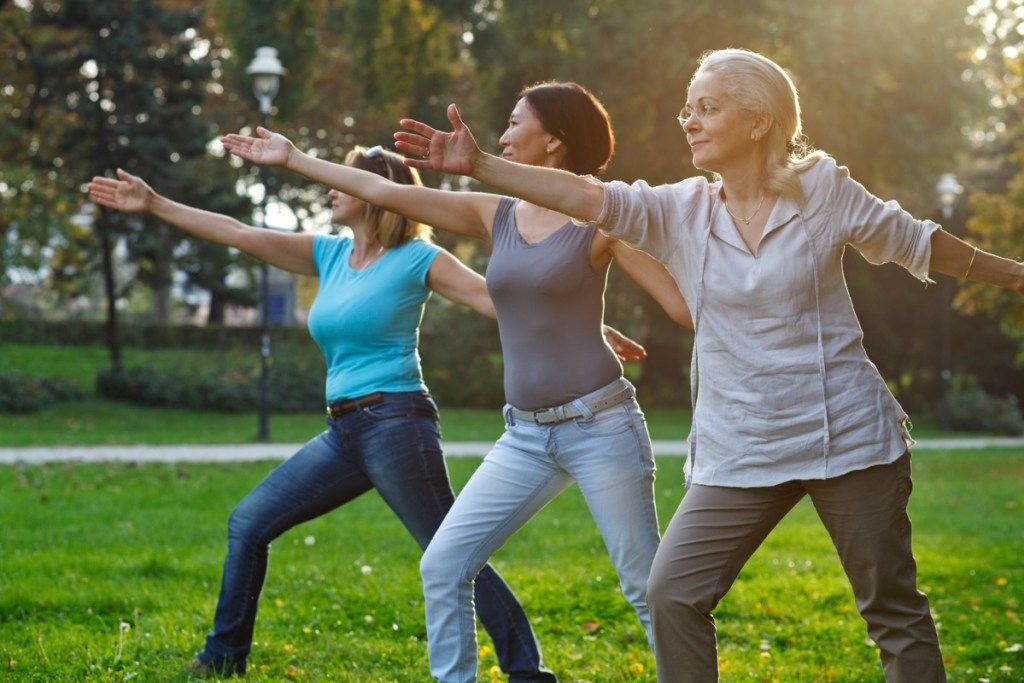 strečing jogy na precvičenie návykov, ktoré spomaľujú starnutie