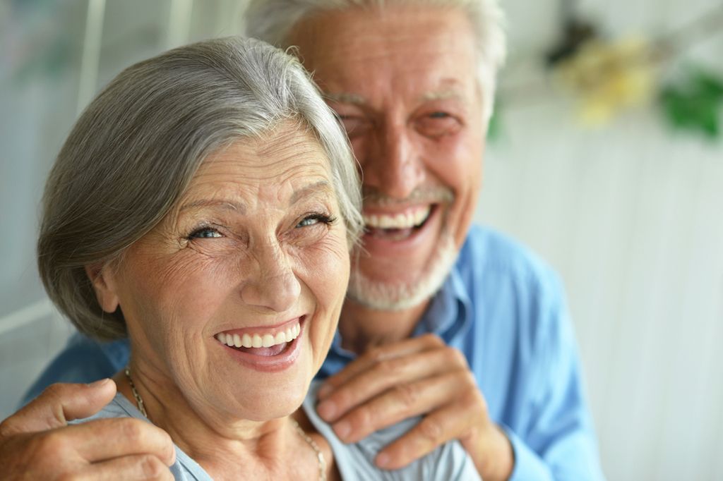 זוג מבוגר הוא הרגלי חיבה המאטים את ההזדקנות