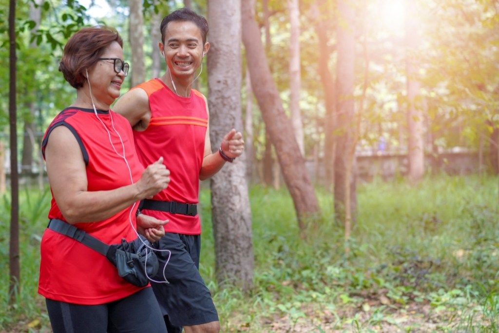 žena i muškarac trče zajedno navike koje usporavaju starenje