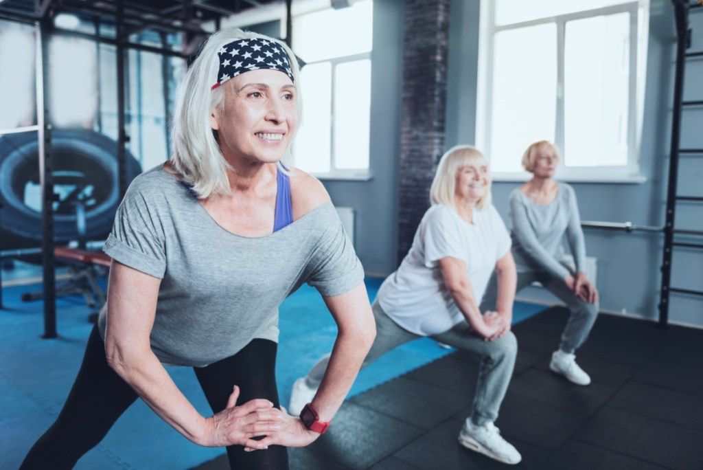 phụ nữ cao tuổi tập thể dục