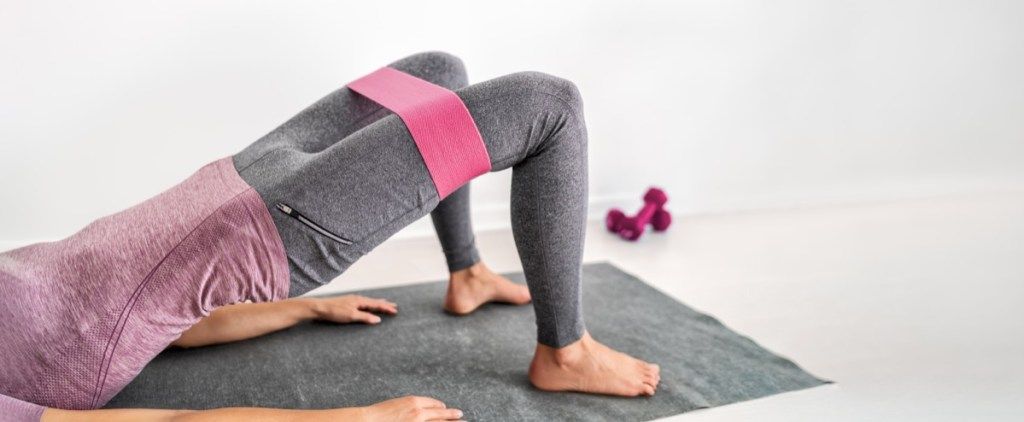 người phụ nữ tập luyện trên thảm tập yoga