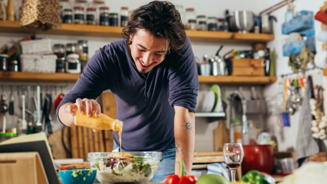 Si tiene alguno de estos populares aderezos para ensaladas en casa, deséchelo, advierte la FDA