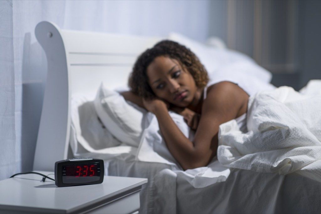 Kvinne som har problemer med å sove om natten med søvnløshet