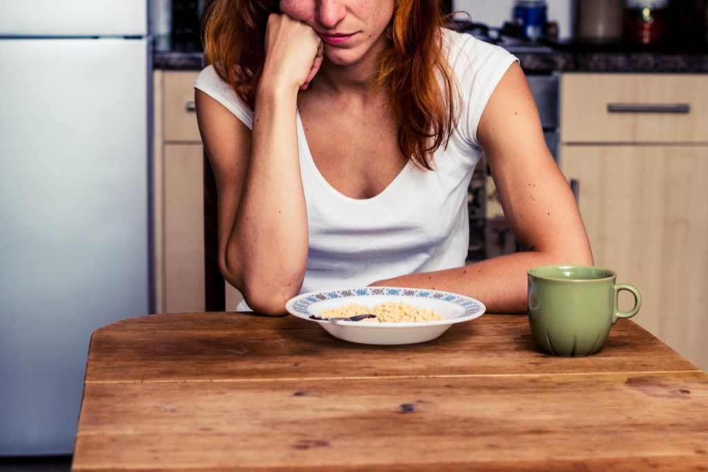 Kvinne som ikke spiser maten {overraskende influensasymptomer}