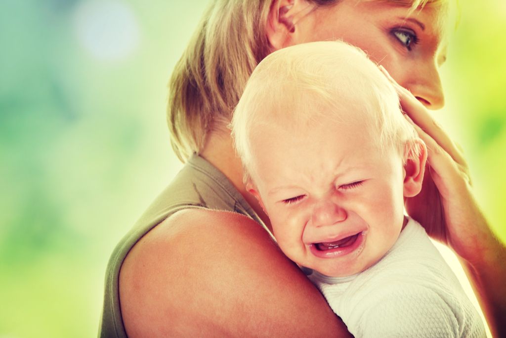Mor med gråtande son betalar det framåt