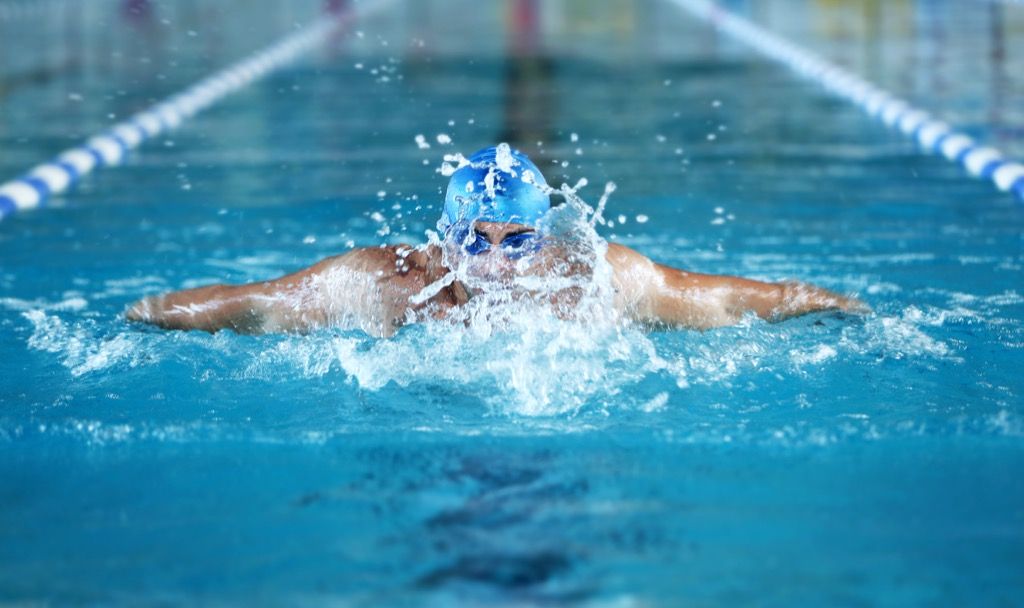 40 से अधिक पुरुषों के लिए एक पूल कार्डियो वर्कआउट में तैराकी करने वाला व्यक्ति