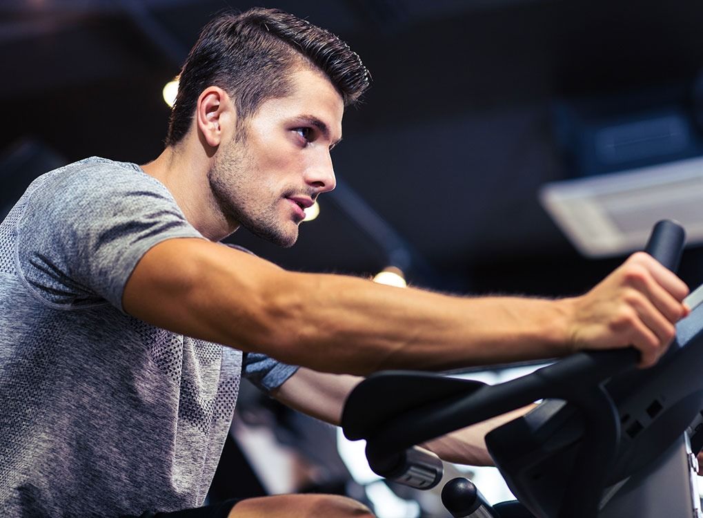 40 से अधिक वसा जलने वाले वर्कआउट साइकिलिंग जिम में पुरुषों के लिए कार्डियो वर्कआउट का अभ्यास करते हुए पुरुष और महिला
