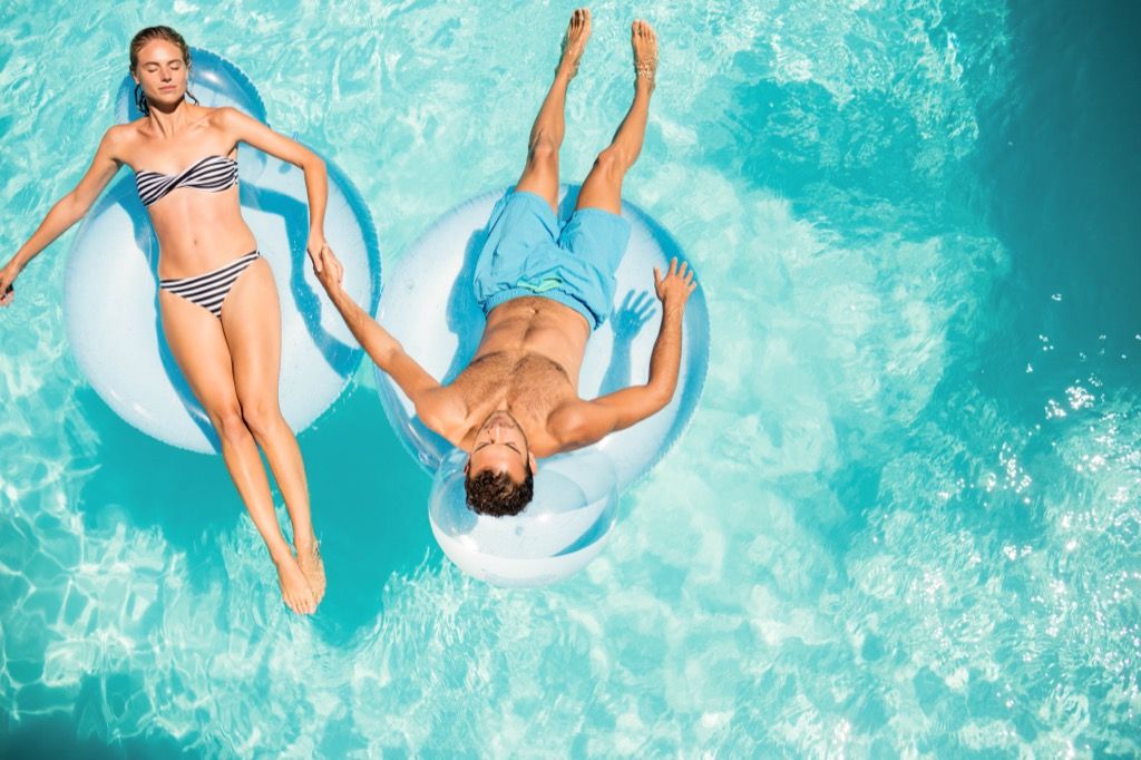 двойка в басейна се разхлажда за лятото