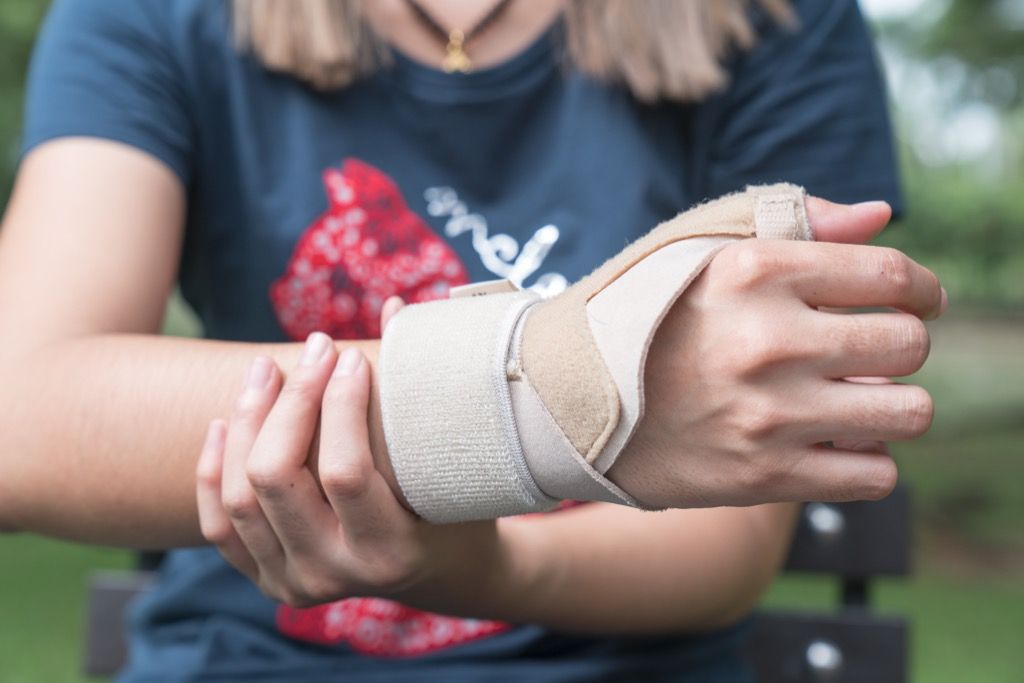 Žena s obsadením na tele zápästia mení viac ako 40 rokov
